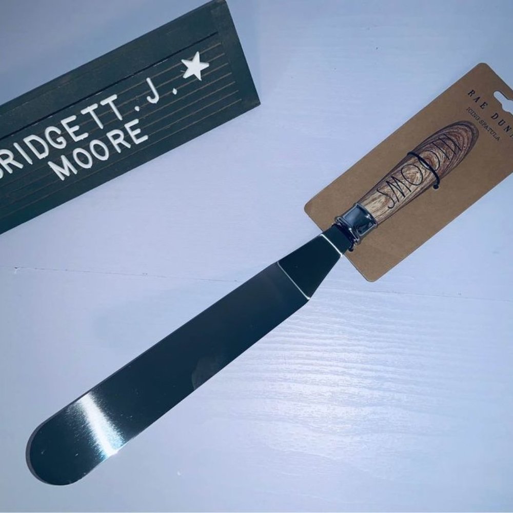 Rae Dunn SMOOTH full size cake spatula